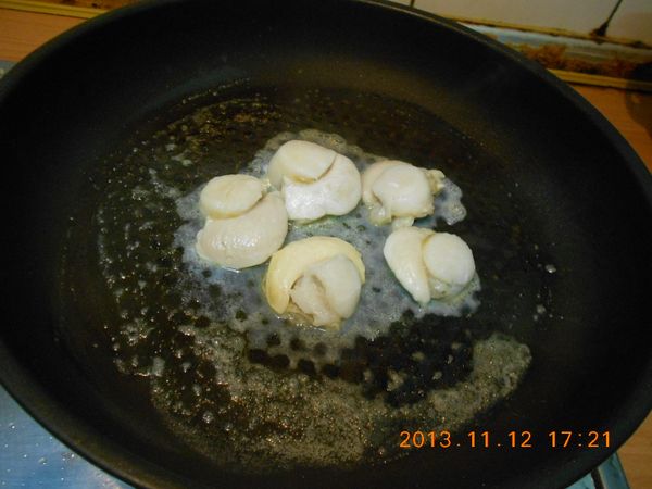 鍋中放入少許的奶油熱鍋，再放入洗淨的扇貝煎。