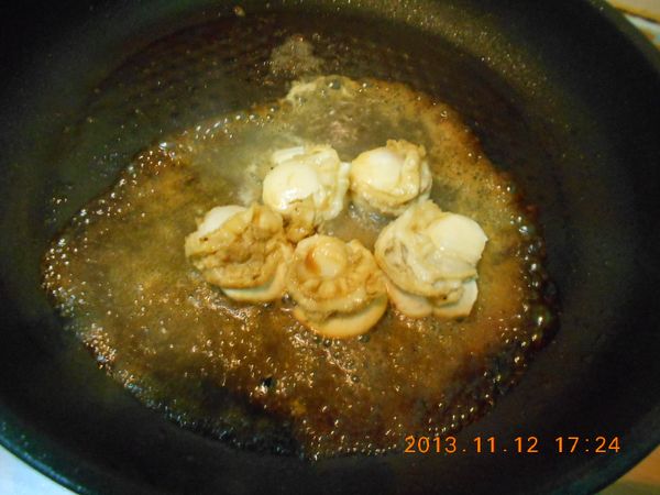 煎至兩面稍微上色後，再放入和金門高粱酒38度和露醬油煮至收汁。