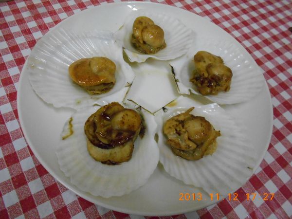 煮好的扇貝放入洗淨的殼中即可上桌