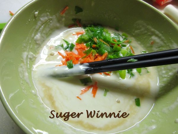 中筋麵粉.太白粉.蔥花.胡蘿蔔絲.醬油.塩加水攪拌成麵糊(要吃厚一點水份就放少,薄一點水份就放多,依個人喜好)