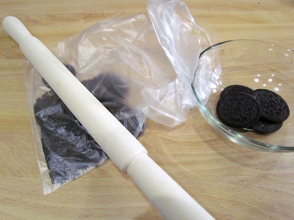 OREO巧克力轉開只取巧克力餅乾(內餡不使用)，再將OREO巧克力壓碎