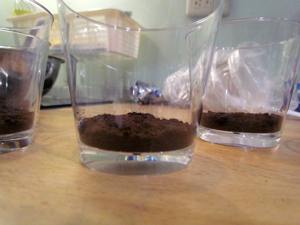 將巧克力碎放入杯子底部