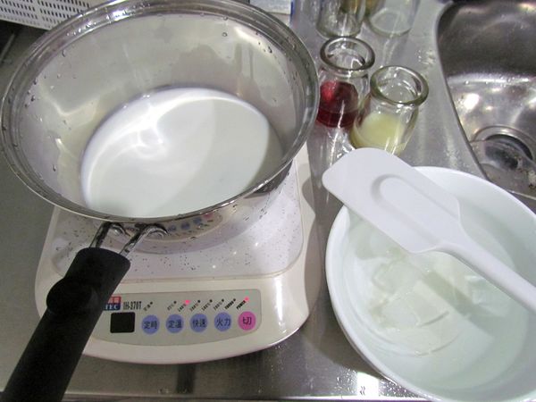 將牛奶加熱至40-50度，放入泡軟的吉利丁(5g)，攪拌至吉利丁融化