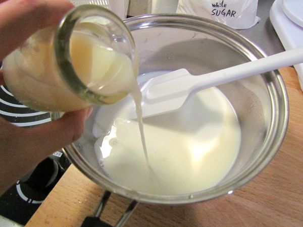 將可爾必思倒入鍋中，用刮刀拌勻，降溫的時候也要一直攪拌，呈現微濃稠狀