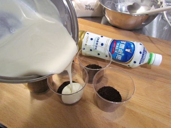 倒入步驟2的杯子裡，約8分滿，接著冷藏1小時至表層凝固