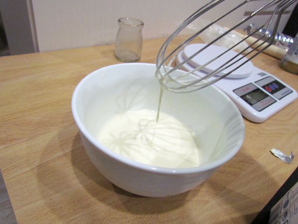 將動物性鮮奶油(100g)打至5.6分發，加到步驟5，攪拌均勻