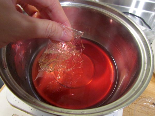 將果汁加熱至40-50度，放入已泡軟的吉利丁(5g)，攪拌至吉利丁融化