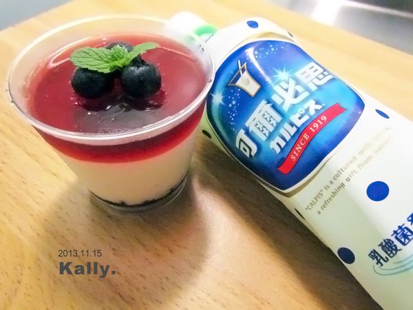 步驟8降溫放涼後，倒入步驟7的慕斯上，放進冰箱冷藏1.5小時，等表層微凝固，放上水果，再入冰箱冷藏3小時，好吃的苺果可爾必思慕斯及完成！