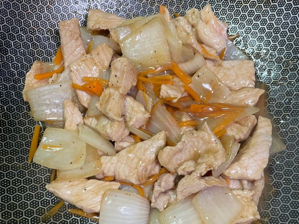 將里肌肉切片後醃下，然後洋蔥切絲或是片都可以。紅蘿蔔切絲。
熱鍋下油，將煙好的肉下去拌炒後加入洋蔥跟紅蘿蔔一起炒，加入半碗💦，在拌炒滾後，加入調味料，最後加入太白粉水，就完成了