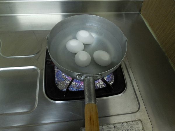 冷水放蛋+鹽；水開後煮5分鐘