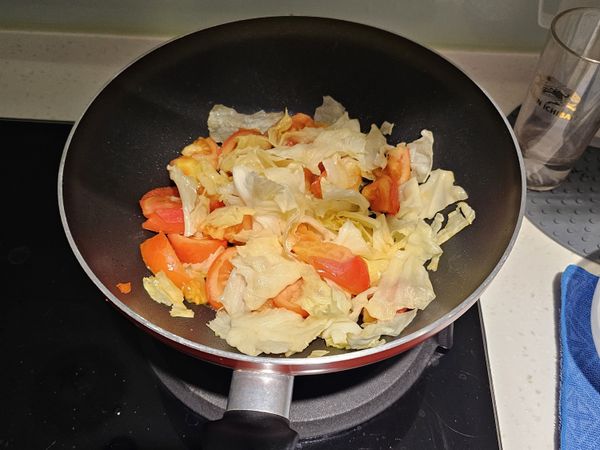 番茄先超過，先把菜炒軟。