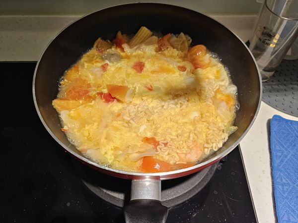 麵快熟放蛋，滾了就可以起鍋了。