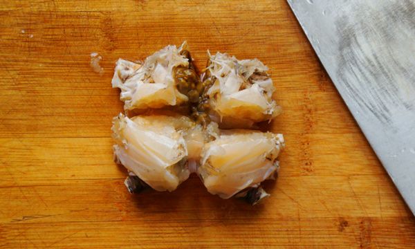 軀幹縱向、橫向各一刀，分成4塊；