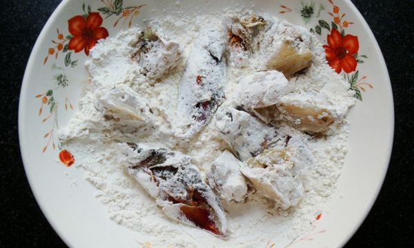 蟹鉗、蟹腳、軀幹和蟹殼裹上小麥粉待用；