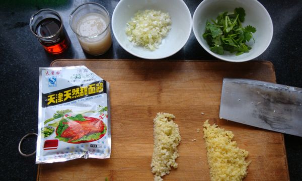 蔥、薑、蒜均切成細末；香菜洗淨，去除老梗、黃葉和根部，切成2cm見長的小段；