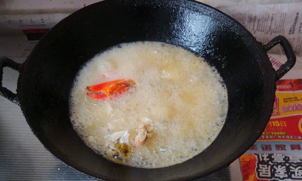 油鍋燒至五～六成熱，投入裹好小麥粉的蟹塊炸成金黃色，撈出、瀝油；