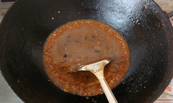 鍋內留底油，燒至三～四成熱，放入蔥、薑、蒜末炒香，加入甜麵醬炒勻，再加入花雕酒、高湯、白砂糖和食鹽燒開；