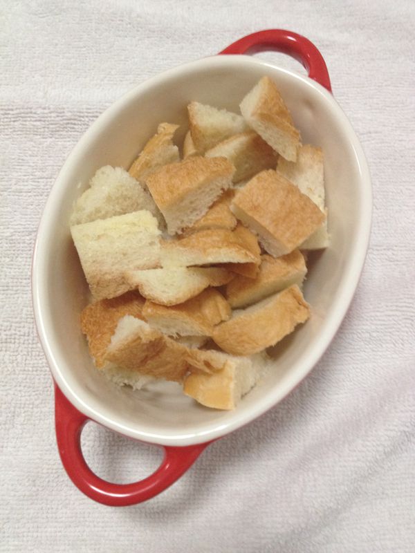 將麵包的其中一面塗上牛油，如要更香牛油味可以塗兩面，再將麵包切成麵包粒。