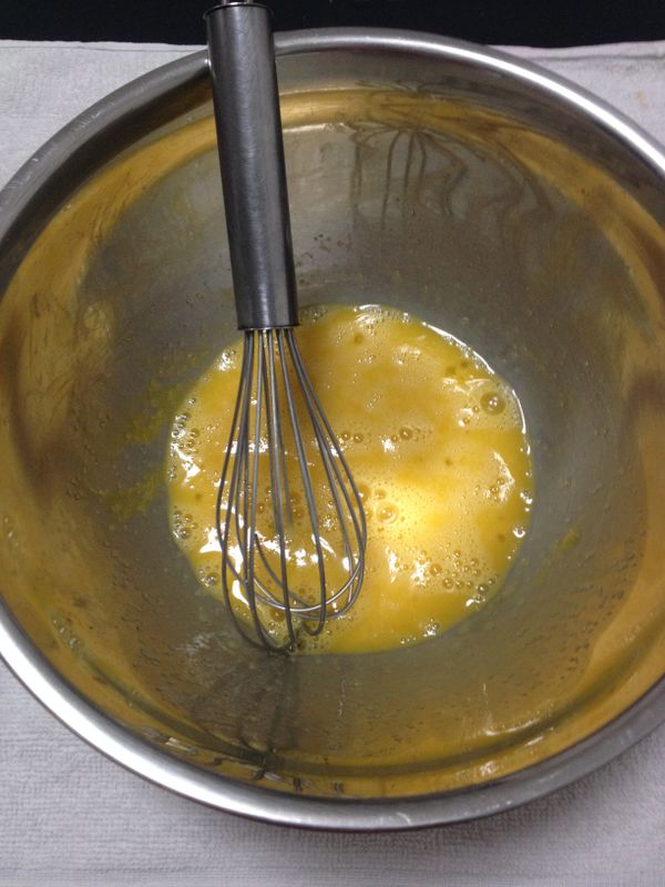 砂糖加入雞蛋中攪混，但不用打發，慢慢加入牛奶及淡忌廉混合。