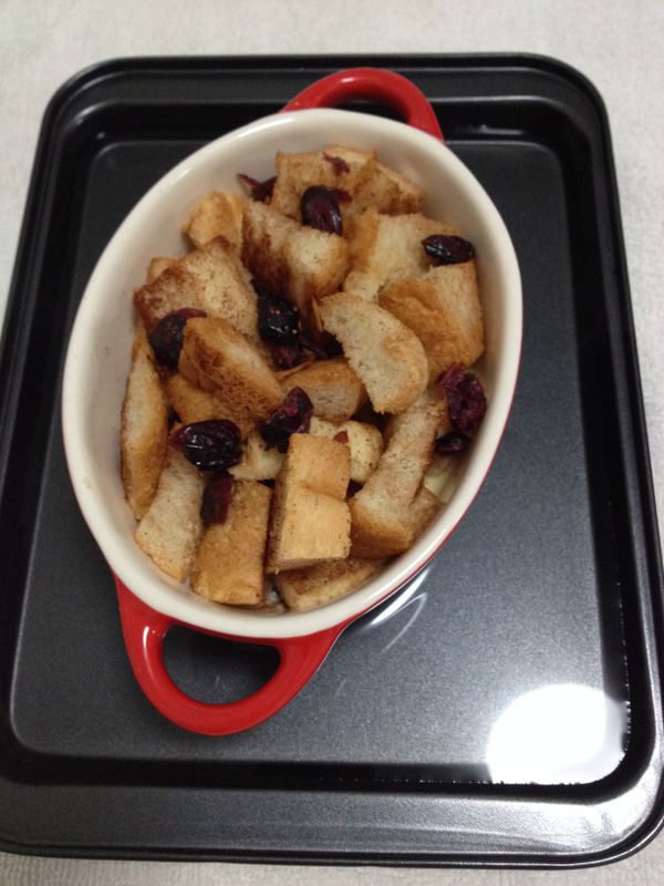 倒入可入焗爐的容器中至7-8分滿，表面可以撒上乾果及少許砂糖，放在倒入熱水的烤盤上，放入預熱180度的焗   爐焗30分鐘。