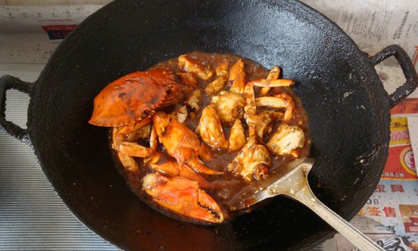 投入炸好的蟹塊翻炒，充分入味後淋入花椒油起鍋；