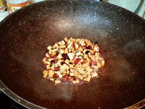 先把豬絞肉乾炒後盛盤!接著熱鍋放入蒜末,紅辣椒,小豆乾炒勻!然後再把黑豆豉放入炒一炒!把豬絞肉放進一併炒勻喔!將一大匙高粱酒跟醬油和糖加進去炒勻就可以了!起鍋前把韭菜花丟進去大火炒一炒就好囉^^