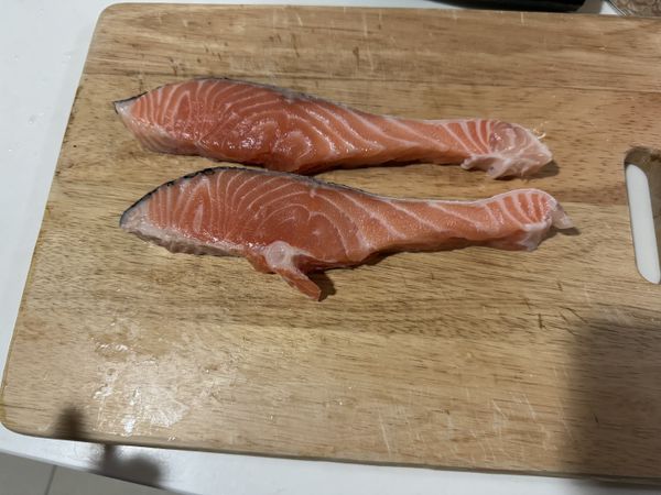 將全聯買的鮭魚片切一半、抹鹽
