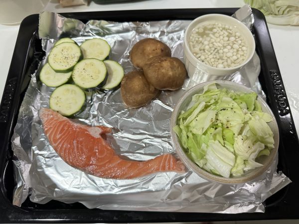 櫛瓜切片、香菇去蒂頭、高麗菜切小片、金針菇切碎