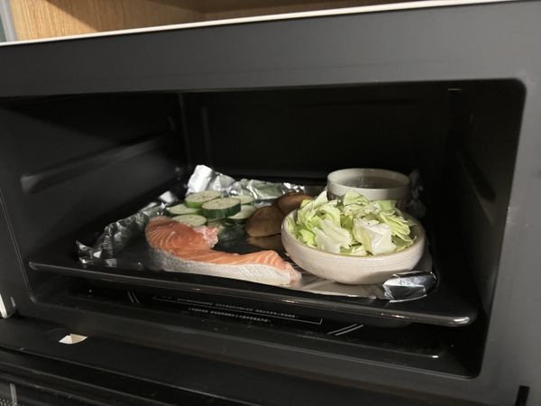 一起擺上烤盤後調味：櫛瓜灑些許黑胡椒、高麗菜淋5滴香油+黑胡椒、金針菇加水做成湯