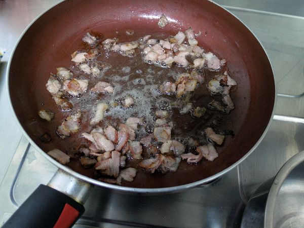 起鍋下培根，炒到焦香，剩下的油可以炒菜也很香