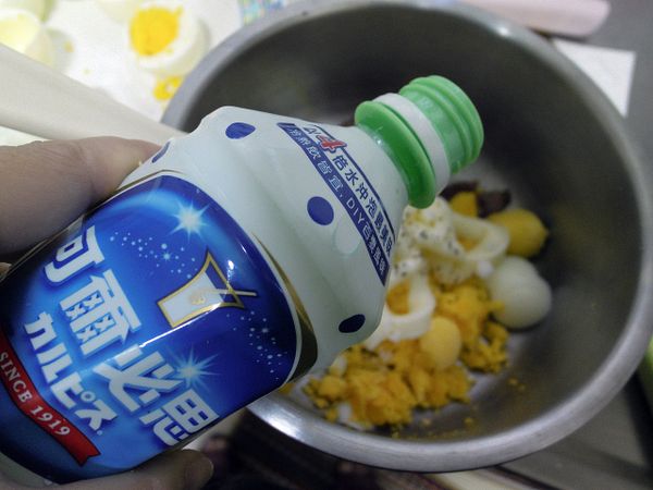 再將一顆完整的水煮蛋放入乾淨的鍋中與剩下的蛋黃與蛋白加入培根與[調味料]拌勻