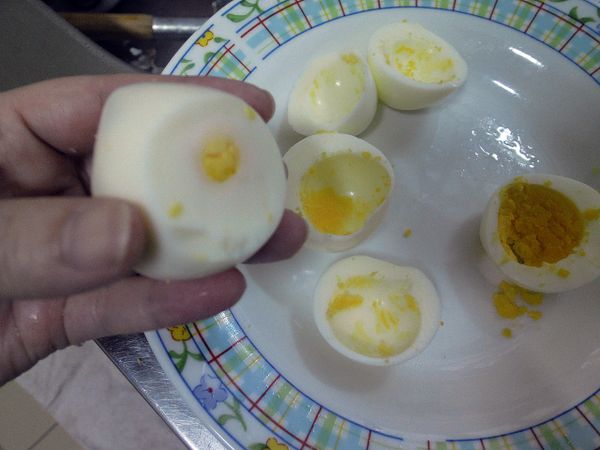 將煮好的蛋撥殼，切對半後底下切掉一小層即可站立；

把蛋黃用湯匙輕輕取出。