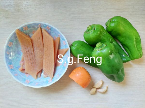 1.準備食材，清理與清洗之。