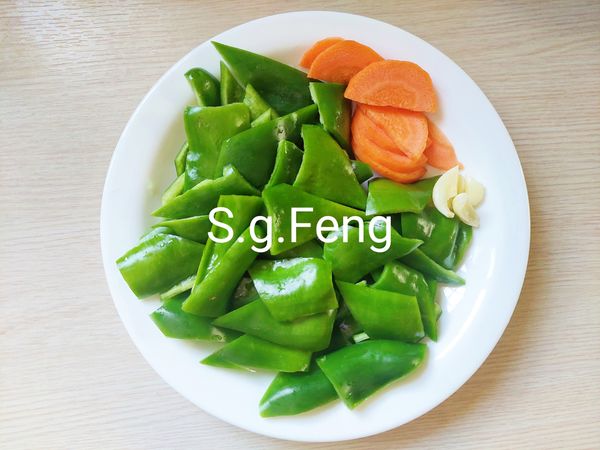 2.紅蘿蔔切半圓片，青椒切片，蒜頭去膜輕拍破裂。