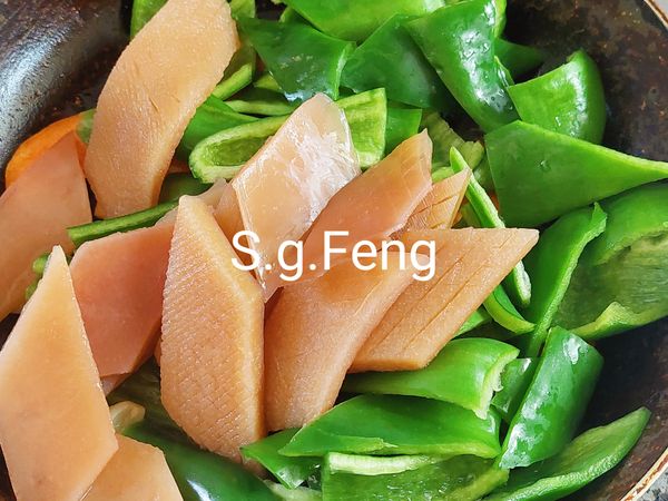 4.再放入青椒與魷魚，拌炒至青椒轉翠綠。