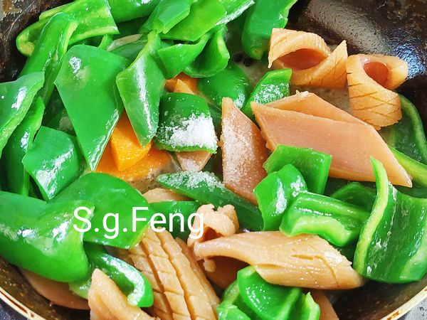 5.再加入所有[調味料]拌勻，關火。