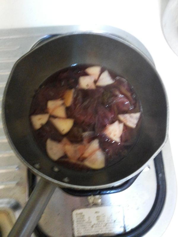 先將500CC的水煮沸,加入洛神花 Q梅 切小片的蘋果片,小火煮5~8分(依個人喜好之酸度調整)再將汁液過濾出來,熬煮過的食材勿丟棄,可當作配菜食用