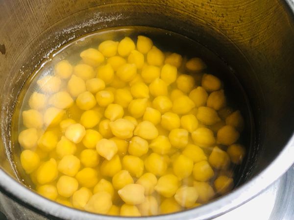 鷹嘴豆先泡水隔夜漲發。天熱要放冰箱。