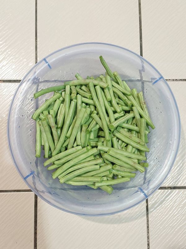 豆角洗淨，掰去頭尾、對半切開