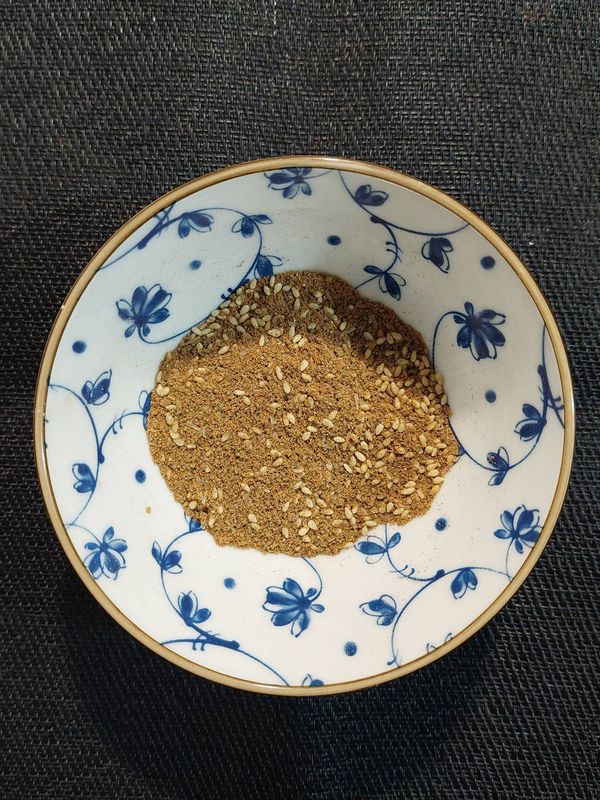 碗中加入孜然粉、辣椒粉、五香粉、白胡椒粉、黑胡椒粉、鹽、糖、味精、白芝麻