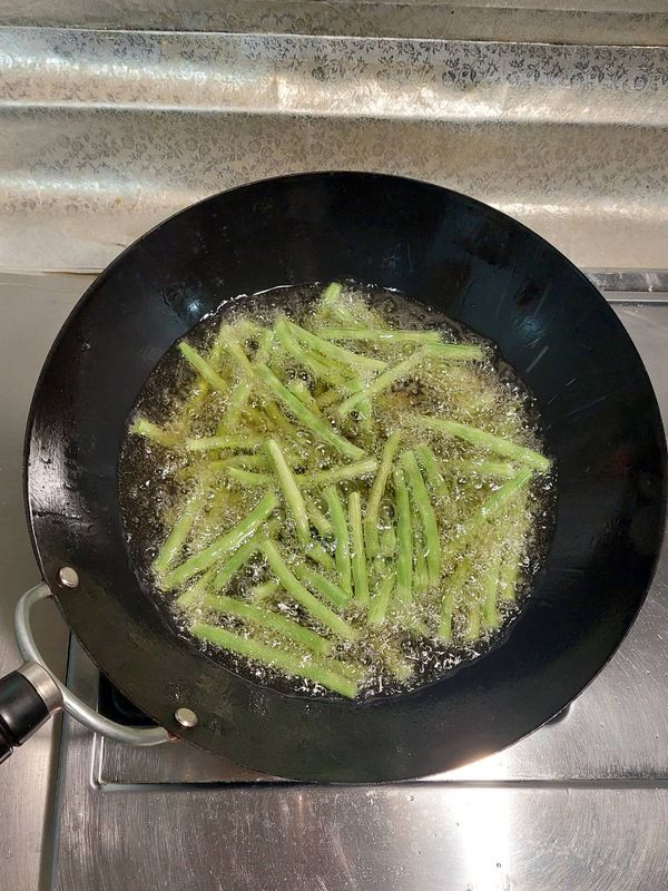 油鍋燒熱下豆角