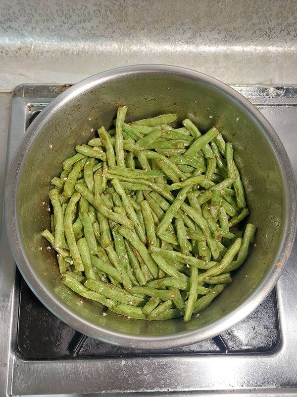 裝入馬勺，撒上孜然燒烤料翻拌均勻即可