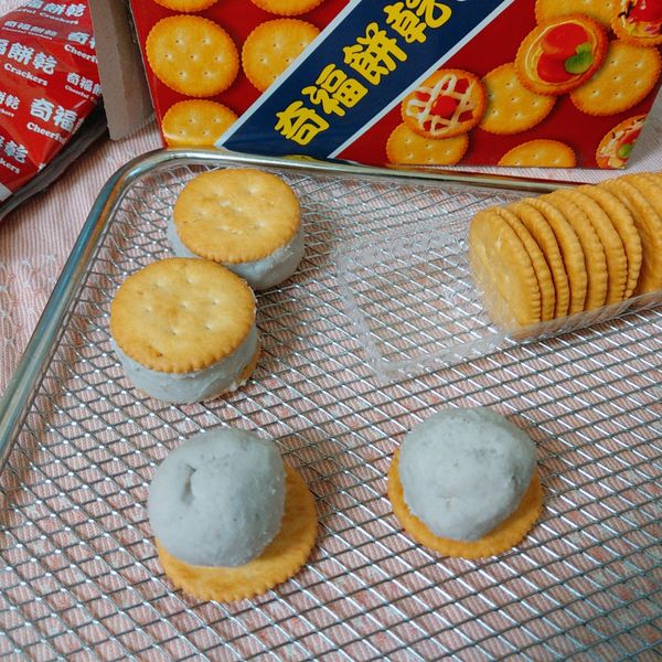 取一片奇福餅乾,鋪上30克的芋泥餡料,小心抹平芋泥餡,再蓋上另一片奇福餅,將覆蓋好的奇福芋泥餅邊緣修飾整齊.