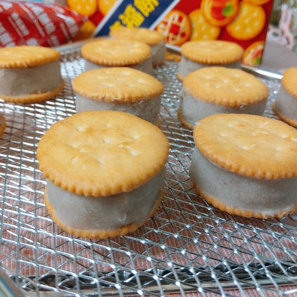 時間到後小心取出即可品嚐一點都不油膩,又香酥可口的氣炸芋頭餅囉.