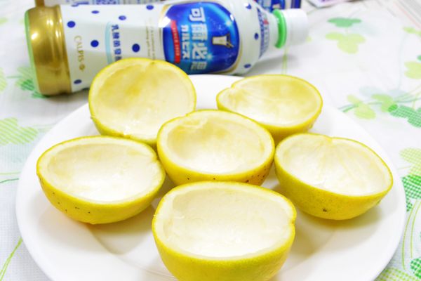 將柳丁內果肉挖出。