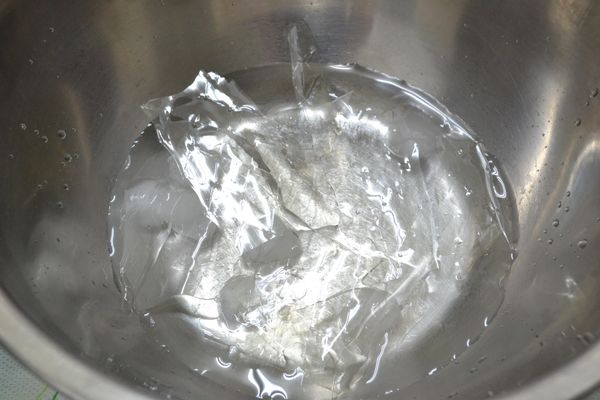 將吉利丁片放入冰水中泡軟後撈起瀝乾水分備用。