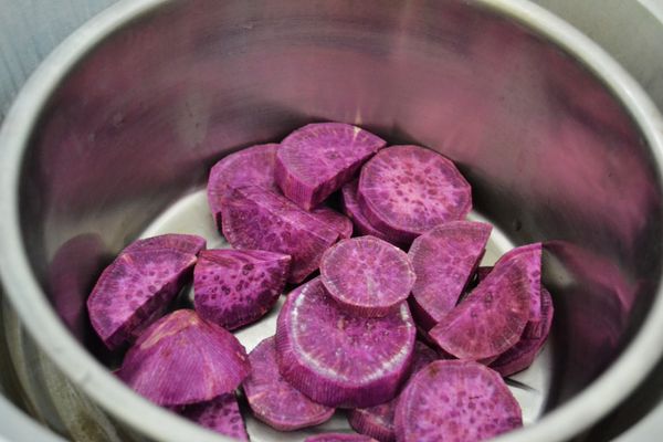 將芋蕃薯切片放入電鍋蒸熟。