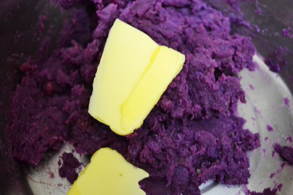 蒸熟後的芋蕃薯趁熱搗成泥並加入無鹽奶油拌勻，加入鮮奶(若太乾可在多加點鮮奶)。