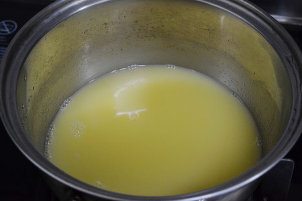 鍋中加入120cc水，開小火加熱，微溫後放入吉利丁片攪拌溶解，放入柳丁汁攪拌，待冷卻後倒入可爾必思乳酸菌發酵乳拌勻。