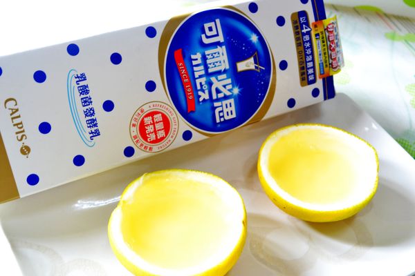 將步驟7.裝入挖空的柳丁皿中，放入冰箱冷藏結凍。